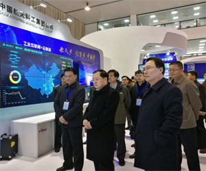中央軍民融合辦常務副主任金壯龍參觀央企創(chuàng)新成就展航天科工展區(qū)