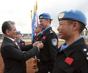 聯(lián)合國授予中國第五支駐利比里亞維和警察防暴隊(duì)全體隊(duì)員和平勛章